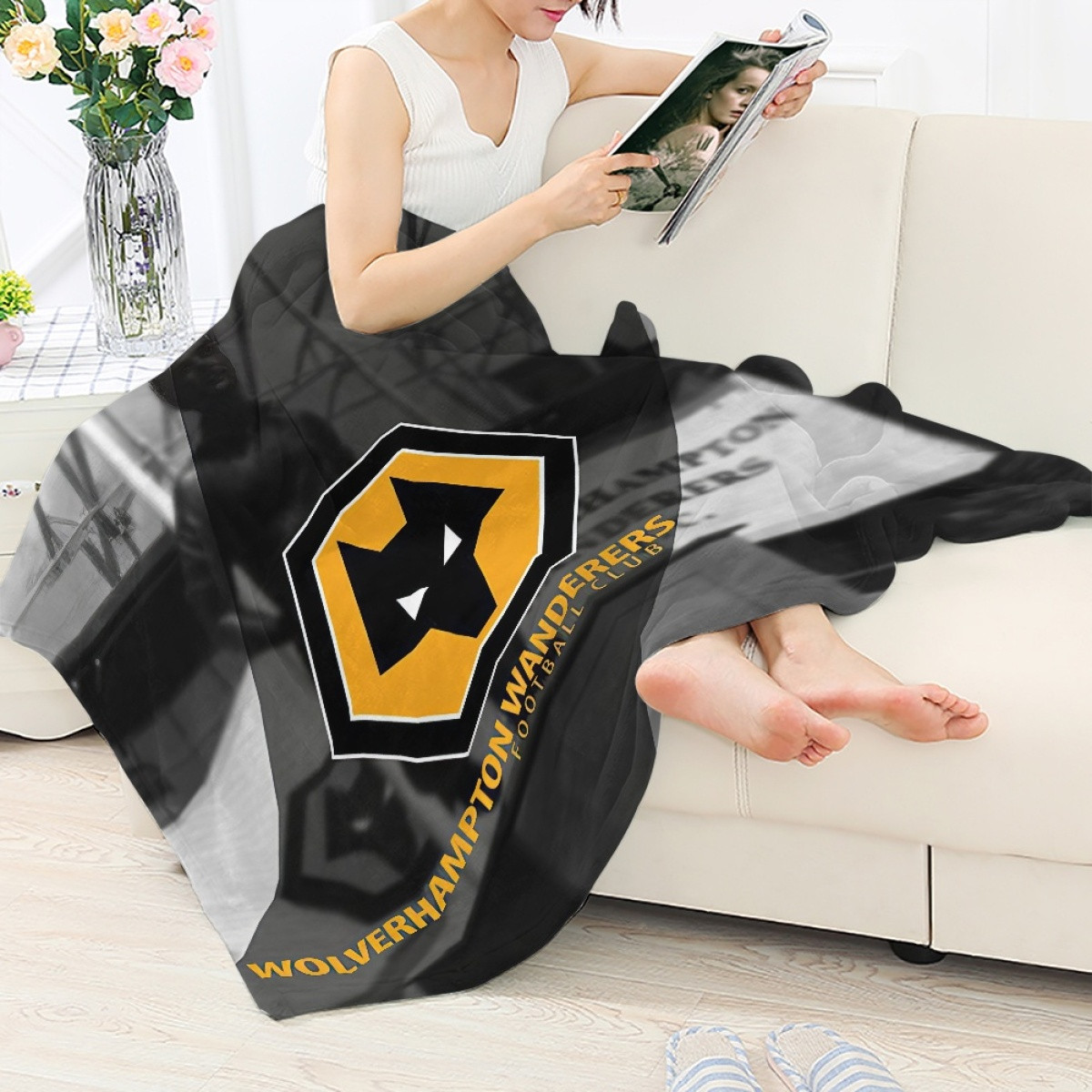 Wolverhampton Wanderers F.C. Blanket Throw - Wolverhampton Wanderers F.C. Logo Stripe Background